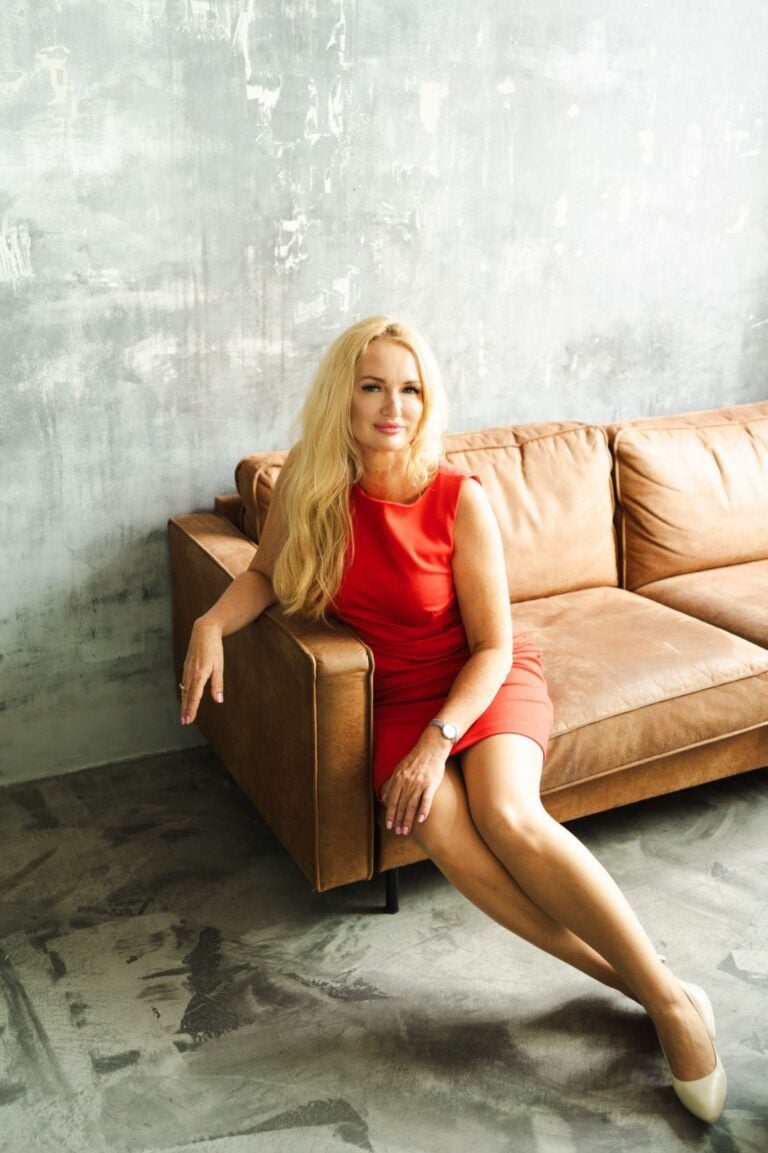 Agnieszka Kopyłowska, prezes Biura Rachunkowego Akwadrat w Warszawie, dzielnica Targówek – portret przy skórzanej sofie